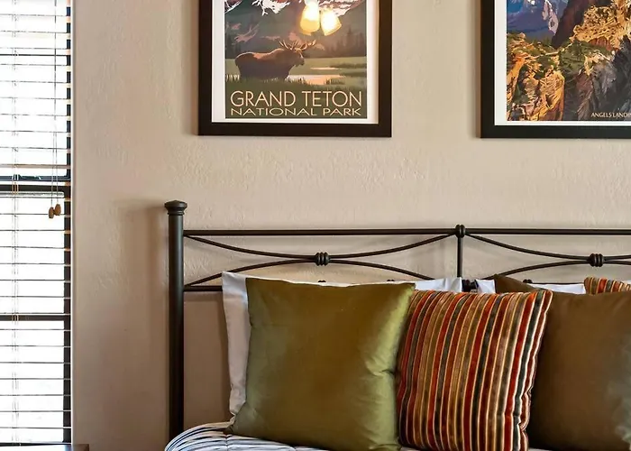 With Wild Horses, Fireplace, Dog Friendly & Starlink Overgaard
