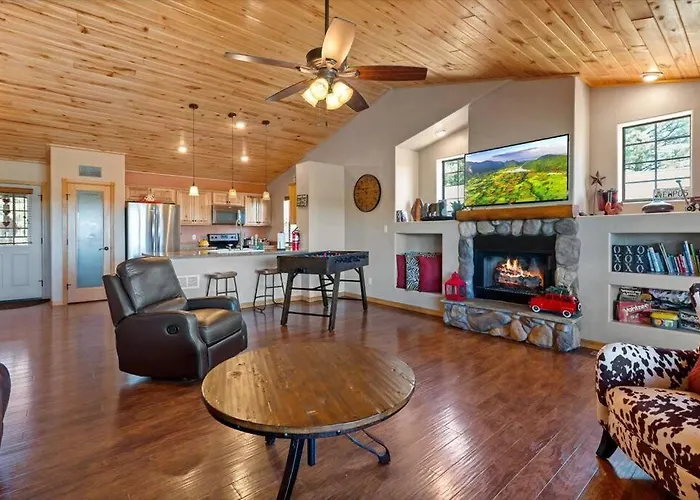 With Wild Horses, Fireplace, Dog Friendly & Starlink *